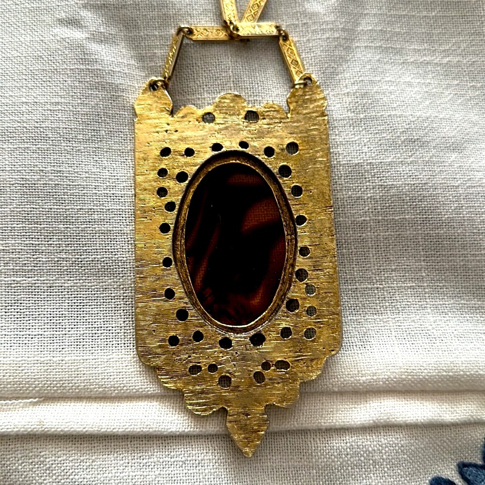 Gorgeous statement piece 40” framed large oval tortoise colored pendant - Picture 12 of 16